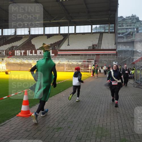 07.12.2025 - St. Pauli X-Mass-Run No. 15 Fabian Wolf http://msf.ph/oto/9363610 07.12.2025 10:03:15 Ziel 177, 460, 956, 963, 965, 1118, 1594, 2682, 2973, 2975 meine-sportfotos.de