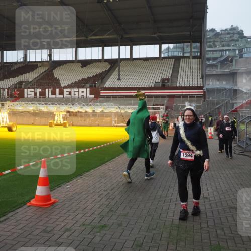 07.12.2025 - St. Pauli X-Mass-Run No. 15 Fabian Wolf http://msf.ph/oto/9363624 07.12.2025 10:03:16 Ziel 177, 460, 956, 963, 965, 1118, 1594, 2682, 2973, 2975 meine-sportfotos.de