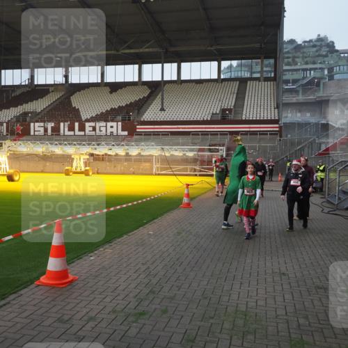 07.12.2025 - St. Pauli X-Mass-Run No. 15 Fabian Wolf http://msf.ph/oto/9363652 07.12.2025 10:03:18 Ziel 177, 460, 956, 963, 965, 1118, 1594, 2682, 2973, 2975 meine-sportfotos.de
