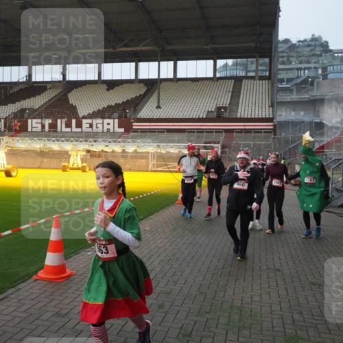 07.12.2025 - St. Pauli X-Mass-Run No. 15 Fabian Wolf http://msf.ph/oto/9363690 07.12.2025 10:03:21 Ziel 460, 963, 965, 1118, 1484, 1486, 1594, 2682, 2973, 2975, 4193, 4239 meine-sportfotos.de