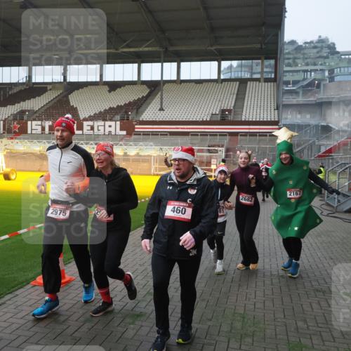 07.12.2025 - St. Pauli X-Mass-Run No. 15 Fabian Wolf http://msf.ph/oto/9363709 07.12.2025 10:03:23 Ziel 460, 963, 965, 1118, 1484, 1486, 1594, 2682, 2973, 2975, 4193, 4239 meine-sportfotos.de