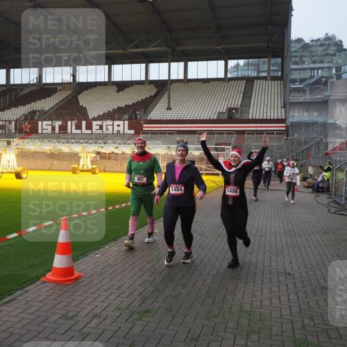 07.12.2025 - St. Pauli X-Mass-Run No. 15 Fabian Wolf http://msf.ph/oto/9363763 07.12.2025 10:03:27 Ziel 358, 460, 963, 965, 984, 1484, 1486, 1888, 2682, 2973, 2975, 4193, 4239 meine-sportfotos.de