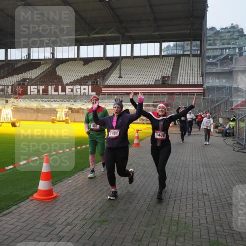 07.12.2025 - St. Pauli X-Mass-Run No. 15 Fabian Wolf http://msf.ph/oto/9363767 07.12.2025 10:03:27 Ziel 358, 460, 963, 965, 984, 1484, 1486, 1888, 2682, 2973, 2975, 4193, 4239 meine-sportfotos.de