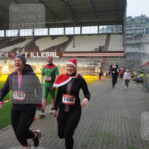 07.12.2025 - St. Pauli X-Mass-Run No. 15 Fabian Wolf http://msf.ph/oto/9363782 07.12.2025 10:03:28 Ziel 358, 460, 963, 965, 984, 1484, 1486, 1888, 2682, 2973, 2975, 4193, 4239 meine-sportfotos.de