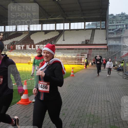 07.12.2025 - St. Pauli X-Mass-Run No. 15 Fabian Wolf http://msf.ph/oto/9363786 07.12.2025 10:03:28 Ziel 358, 460, 963, 965, 984, 1484, 1486, 1888, 2682, 2973, 2975, 4193, 4239 meine-sportfotos.de