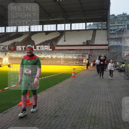 07.12.2025 - St. Pauli X-Mass-Run No. 15 Fabian Wolf http://msf.ph/oto/9363797 07.12.2025 10:03:29 Ziel 358, 460, 965, 984, 1023, 1484, 1486, 1888, 2682, 2973, 2975, 4193, 4239 meine-sportfotos.de