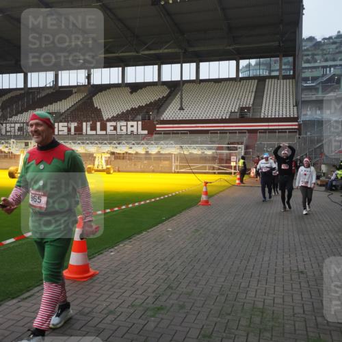 07.12.2025 - St. Pauli X-Mass-Run No. 15 Fabian Wolf http://msf.ph/oto/9363810 07.12.2025 10:03:29 Ziel 358, 460, 965, 984, 1023, 1484, 1486, 1888, 2682, 2973, 2975, 4193, 4239 meine-sportfotos.de