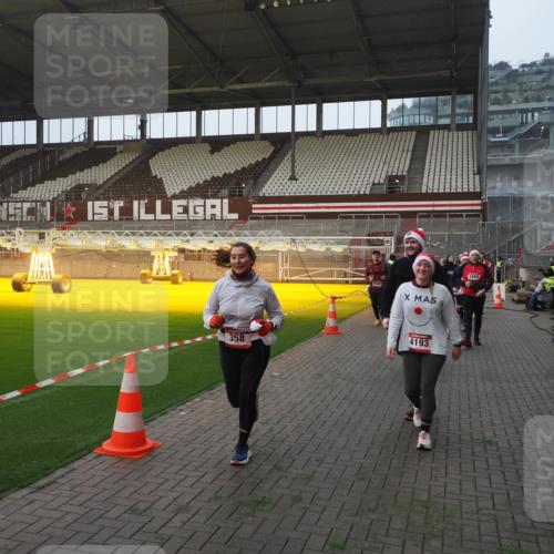 07.12.2025 - St. Pauli X-Mass-Run No. 15 Fabian Wolf http://msf.ph/oto/9363838 07.12.2025 10:03:34 Ziel 213, 214, 358, 940, 984, 1023, 1263, 1264, 1484, 1486, 1506, 1888, 2380, 2973, 2975, 3334, 4193, 4239, 4660, 4667, 4679, 4680 meine-sportfotos.de