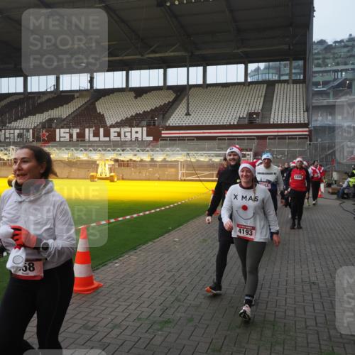 07.12.2025 - St. Pauli X-Mass-Run No. 15 Fabian Wolf http://msf.ph/oto/9363855 07.12.2025 10:03:35 Ziel 213, 214, 358, 940, 984, 1023, 1263, 1264, 1484, 1486, 1506, 1888, 2002, 2380, 3334, 4193, 4239, 4660, 4667, 4679, 4680 meine-sportfotos.de