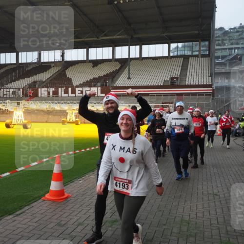 07.12.2025 - St. Pauli X-Mass-Run No. 15 Fabian Wolf http://msf.ph/oto/9363872 07.12.2025 10:03:36 Ziel 213, 214, 358, 940, 984, 1023, 1263, 1264, 1484, 1486, 1506, 1888, 2002, 2380, 3334, 4193, 4239, 4660, 4667, 4679, 4680 meine-sportfotos.de