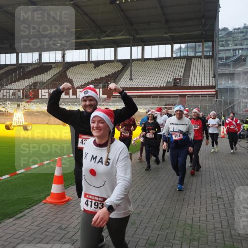 07.12.2025 - St. Pauli X-Mass-Run No. 15 Fabian Wolf http://msf.ph/oto/9363880 07.12.2025 10:03:36 Ziel 213, 214, 358, 940, 984, 1023, 1263, 1264, 1484, 1486, 1506, 1888, 2002, 2380, 3334, 4193, 4239, 4660, 4667, 4679, 4680 meine-sportfotos.de