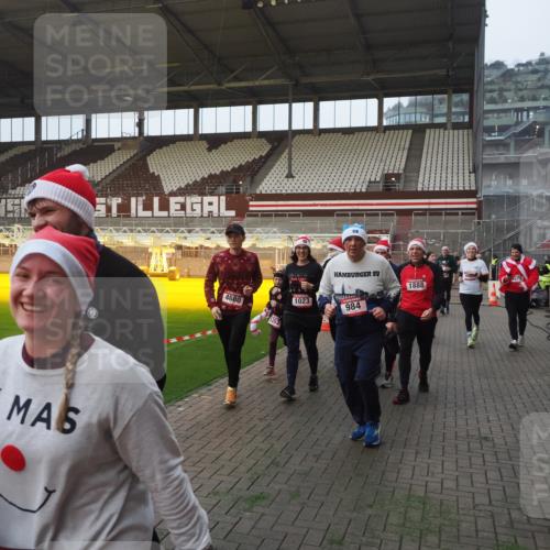 07.12.2025 - St. Pauli X-Mass-Run No. 15 Fabian Wolf http://msf.ph/oto/9363883 07.12.2025 10:03:37 Ziel 185, 213, 214, 358, 940, 984, 1023, 1263, 1264, 1484, 1486, 1506, 1888, 2002, 2366, 2380, 3334, 3734, 4193, 4239, 4660, 4667, 4679, 4680 meine-sportfotos.de