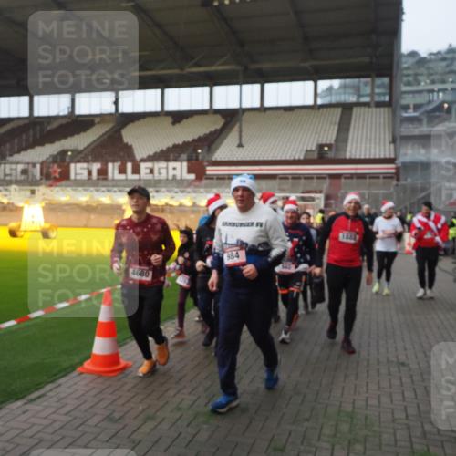 07.12.2025 - St. Pauli X-Mass-Run No. 15 Fabian Wolf http://msf.ph/oto/9363893 07.12.2025 10:03:38 Ziel 185, 213, 214, 358, 940, 984, 1023, 1263, 1264, 1484, 1486, 1506, 1888, 2002, 2366, 2380, 3334, 3734, 4193, 4239, 4660, 4667, 4679, 4680 meine-sportfotos.de