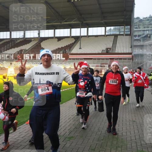 07.12.2025 - St. Pauli X-Mass-Run No. 15 Fabian Wolf http://msf.ph/oto/9363911 07.12.2025 10:03:39 Ziel 185, 213, 214, 358, 399, 940, 984, 1023, 1263, 1264, 1394, 1484, 1486, 1506, 1888, 2002, 2366, 2380, 3334, 3734, 4193, 4239, 4660, 4667, 4679, 4680 meine-sportfotos.de