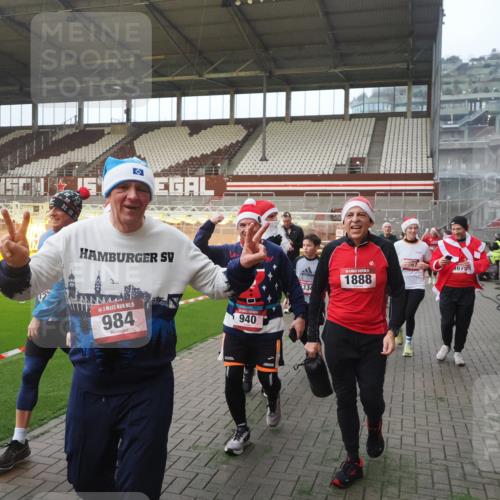 07.12.2025 - St. Pauli X-Mass-Run No. 15 Fabian Wolf http://msf.ph/oto/9363918 07.12.2025 10:03:39 Ziel 185, 213, 214, 358, 399, 940, 984, 1023, 1263, 1264, 1394, 1484, 1486, 1506, 1888, 2002, 2366, 2380, 3334, 3734, 4193, 4239, 4660, 4667, 4679, 4680 meine-sportfotos.de