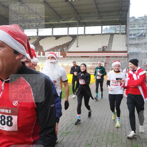 07.12.2025 - St. Pauli X-Mass-Run No. 15 Fabian Wolf http://msf.ph/oto/9363951 07.12.2025 10:03:41 Ziel 185, 213, 214, 358, 399, 940, 984, 1023, 1263, 1264, 1307, 1394, 1425, 1506, 1888, 2002, 2366, 2380, 3334, 3734, 4193, 4239, 4660, 4667, 4679, 4680 meine-sportfotos.de