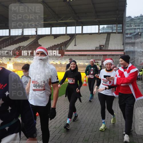 07.12.2025 - St. Pauli X-Mass-Run No. 15 Fabian Wolf http://msf.ph/oto/9363959 07.12.2025 10:03:41 Ziel 185, 213, 214, 358, 399, 940, 984, 1023, 1263, 1264, 1307, 1394, 1425, 1506, 1888, 2002, 2366, 2380, 3334, 3734, 4193, 4239, 4660, 4667, 4679, 4680 meine-sportfotos.de