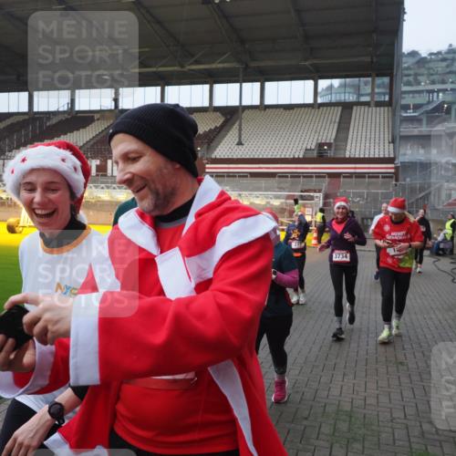 07.12.2025 - St. Pauli X-Mass-Run No. 15 Fabian Wolf http://msf.ph/oto/9363993 07.12.2025 10:03:43 Ziel 185, 213, 214, 358, 399, 940, 984, 1023, 1263, 1264, 1307, 1394, 1425, 1506, 1888, 2002, 2366, 2380, 3334, 3734, 4660, 4667, 4679, 4680 meine-sportfotos.de