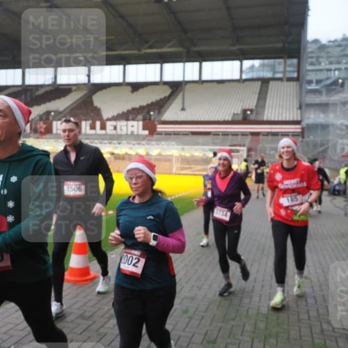 07.12.2025 - St. Pauli X-Mass-Run No. 15 Fabian Wolf http://msf.ph/oto/9363997 07.12.2025 10:03:44 Ziel 185, 213, 214, 358, 399, 940, 984, 1023, 1263, 1264, 1307, 1394, 1425, 1506, 1888, 2002, 2366, 2380, 3334, 3734, 4660, 4667, 4679, 4680 meine-sportfotos.de