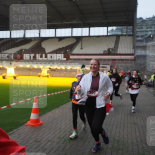 07.12.2025 - St. Pauli X-Mass-Run No. 15 Fabian Wolf http://msf.ph/oto/9364006 07.12.2025 10:03:46 Ziel 185, 213, 214, 358, 399, 940, 1023, 1263, 1264, 1307, 1394, 1425, 1506, 1888, 2002, 2366, 2380, 3334, 3734, 4660, 4667, 4679, 4680 meine-sportfotos.de