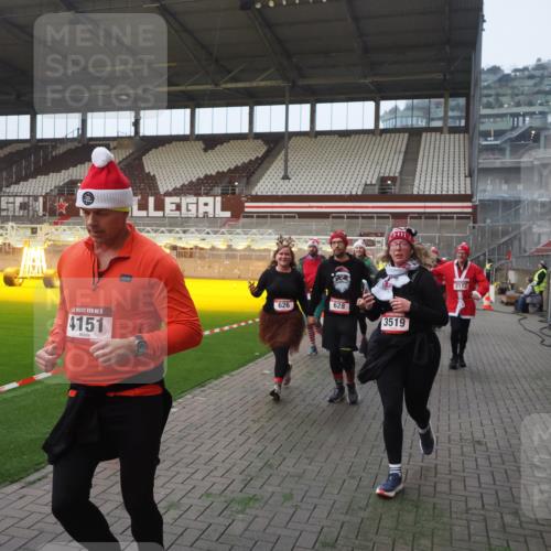 07.12.2025 - St. Pauli X-Mass-Run No. 15 Fabian Wolf http://msf.ph/oto/9364022 07.12.2025 10:03:58 Ziel 399, 626, 628, 709, 1027, 1028, 1307, 1394, 1425, 1906, 2110, 2112, 3198, 3337, 3340, 3359, 3519, 4151 meine-sportfotos.de