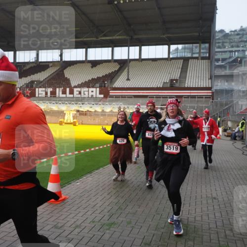 07.12.2025 - St. Pauli X-Mass-Run No. 15 Fabian Wolf http://msf.ph/oto/9364023 07.12.2025 10:03:58 Ziel 399, 626, 628, 709, 1027, 1028, 1307, 1394, 1425, 1906, 2110, 2112, 3198, 3337, 3340, 3359, 3519, 4151 meine-sportfotos.de