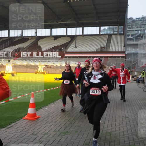 07.12.2025 - St. Pauli X-Mass-Run No. 15 Fabian Wolf http://msf.ph/oto/9364024 07.12.2025 10:03:58 Ziel 399, 626, 628, 709, 1027, 1028, 1307, 1394, 1425, 1906, 2110, 2112, 3198, 3337, 3340, 3359, 3519, 4151 meine-sportfotos.de