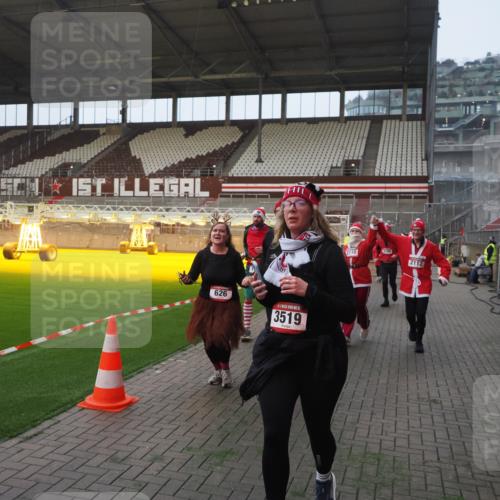 07.12.2025 - St. Pauli X-Mass-Run No. 15 Fabian Wolf http://msf.ph/oto/9364025 07.12.2025 10:03:58 Ziel 399, 626, 628, 709, 1027, 1028, 1307, 1394, 1425, 1906, 2110, 2112, 3198, 3337, 3340, 3359, 3519, 4151 meine-sportfotos.de