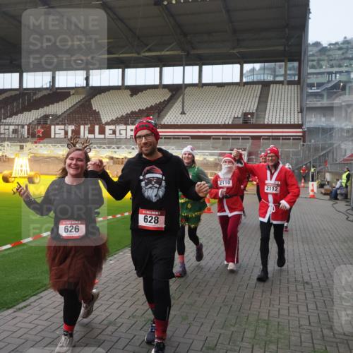 07.12.2025 - St. Pauli X-Mass-Run No. 15 Fabian Wolf http://msf.ph/oto/9364030 07.12.2025 10:03:59 Ziel 399, 626, 628, 709, 1027, 1028, 1307, 1394, 1425, 1906, 2110, 2112, 3198, 3337, 3340, 3359, 3519, 4151 meine-sportfotos.de