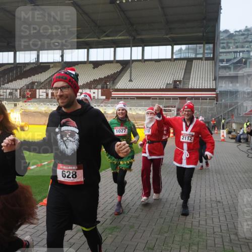 07.12.2025 - St. Pauli X-Mass-Run No. 15 Fabian Wolf http://msf.ph/oto/9364032 07.12.2025 10:04:00 Ziel 626, 628, 709, 1027, 1028, 1307, 1425, 1906, 2110, 2112, 3198, 3337, 3340, 3359, 3519, 4151 meine-sportfotos.de