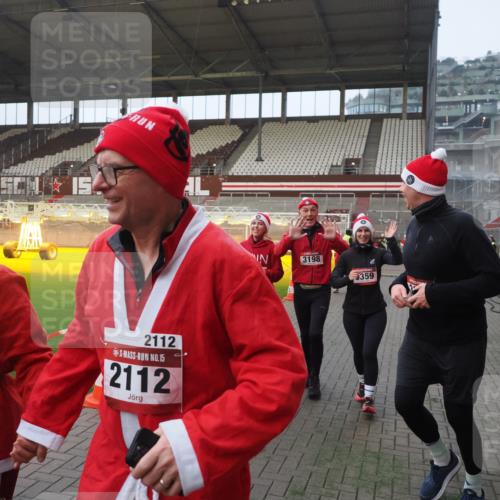 07.12.2025 - St. Pauli X-Mass-Run No. 15 Fabian Wolf http://msf.ph/oto/9364040 07.12.2025 10:04:01 Ziel 626, 628, 709, 1027, 1028, 1906, 2110, 2112, 3198, 3337, 3340, 3359, 3519, 4151 meine-sportfotos.de