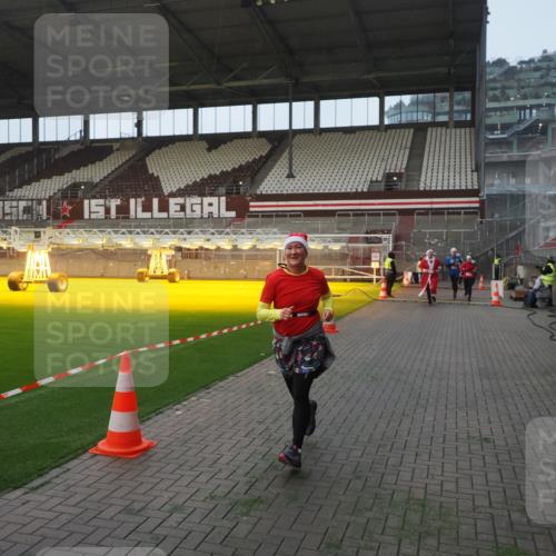 07.12.2025 - St. Pauli X-Mass-Run No. 15 Fabian Wolf http://msf.ph/oto/9364065 07.12.2025 10:04:12 Ziel 113, 709, 1302, 1712, 1738, 1906, 2454, 3198, 3340 meine-sportfotos.de