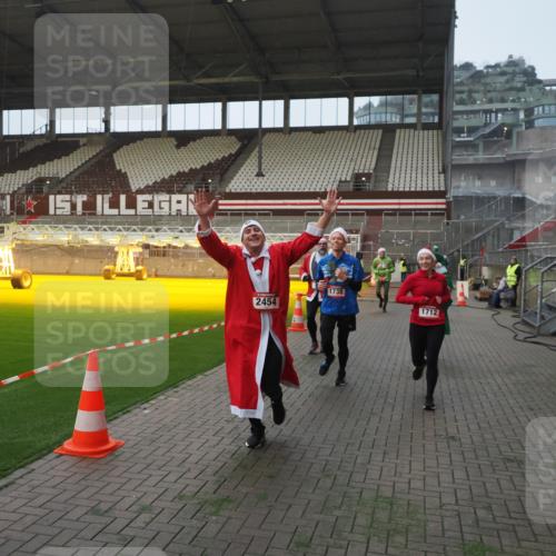 07.12.2025 - St. Pauli X-Mass-Run No. 15 Fabian Wolf http://msf.ph/oto/9364073 07.12.2025 10:04:18 Ziel 113, 1291, 1302, 1712, 1738, 2454, 3188, 4673 meine-sportfotos.de