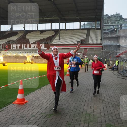 07.12.2025 - St. Pauli X-Mass-Run No. 15 Fabian Wolf http://msf.ph/oto/9364074 07.12.2025 10:04:18 Ziel 113, 1291, 1302, 1712, 1738, 2454, 3188, 4673 meine-sportfotos.de