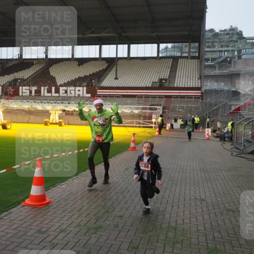 07.12.2025 - St. Pauli X-Mass-Run No. 15 Fabian Wolf http://msf.ph/oto/9364090 07.12.2025 10:04:22 Ziel 113, 1291, 1302, 1712, 1738, 1871, 2454, 3188, 4673 meine-sportfotos.de