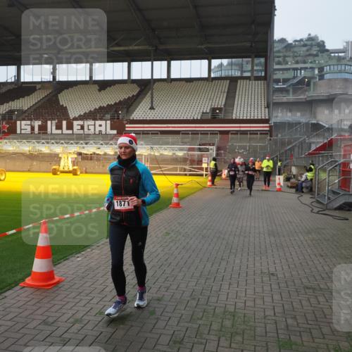 07.12.2025 - St. Pauli X-Mass-Run No. 15 Fabian Wolf http://msf.ph/oto/9364102 07.12.2025 10:04:30 Ziel 113, 1291, 1302, 1522, 1701, 1712, 1738, 1871, 2454, 2569, 2570, 3188, 3477, 3911, 4673 meine-sportfotos.de