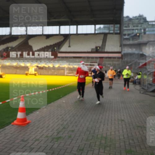 07.12.2025 - St. Pauli X-Mass-Run No. 15 Fabian Wolf http://msf.ph/oto/9364112 07.12.2025 10:04:36 Ziel 713, 1522, 1701, 1871, 2569, 2570, 3477, 3894, 3911, 4673 meine-sportfotos.de