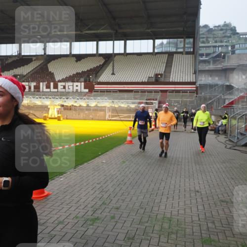 07.12.2025 - St. Pauli X-Mass-Run No. 15 Fabian Wolf http://msf.ph/oto/9364120 07.12.2025 10:04:38 Ziel 713, 1522, 1701, 1871, 2569, 2570, 3477, 3894, 3911, 4080, 4553, 4557, 4673 meine-sportfotos.de