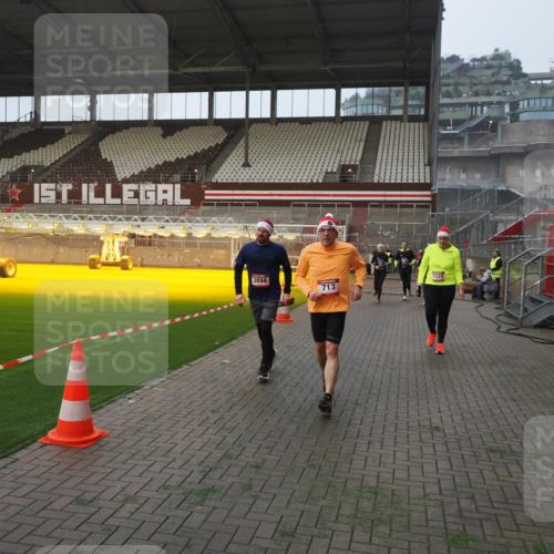 07.12.2025 - St. Pauli X-Mass-Run No. 15 Fabian Wolf http://msf.ph/oto/9364122 07.12.2025 10:04:40 Ziel 713, 1522, 1701, 1871, 2569, 2570, 3477, 3894, 3911, 4080, 4553, 4557 meine-sportfotos.de