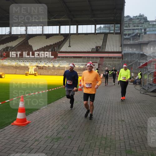 07.12.2025 - St. Pauli X-Mass-Run No. 15 Fabian Wolf http://msf.ph/oto/9364123 07.12.2025 10:04:40 Ziel 713, 1522, 1701, 1871, 2569, 2570, 3477, 3894, 3911, 4080, 4553, 4557 meine-sportfotos.de