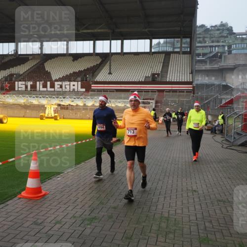 07.12.2025 - St. Pauli X-Mass-Run No. 15 Fabian Wolf http://msf.ph/oto/9364124 07.12.2025 10:04:40 Ziel 713, 1522, 1701, 1871, 2569, 2570, 3477, 3894, 3911, 4080, 4553, 4557 meine-sportfotos.de