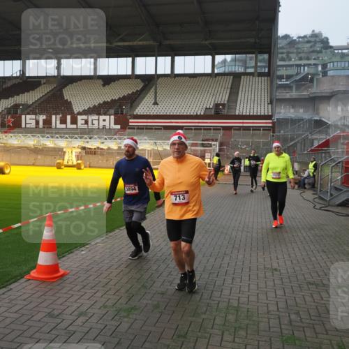 07.12.2025 - St. Pauli X-Mass-Run No. 15 Fabian Wolf http://msf.ph/oto/9364125 07.12.2025 10:04:40 Ziel 713, 1522, 1701, 1871, 2569, 2570, 3477, 3894, 3911, 4080, 4553, 4557 meine-sportfotos.de