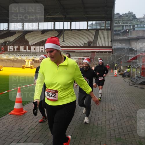 07.12.2025 - St. Pauli X-Mass-Run No. 15 Fabian Wolf http://msf.ph/oto/9364133 07.12.2025 10:04:45 Ziel 713, 1217, 1701, 2569, 2570, 3477, 3894, 3911, 4080, 4553, 4557 meine-sportfotos.de