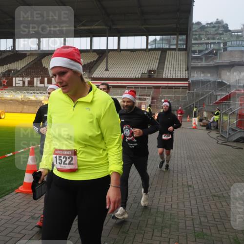 07.12.2025 - St. Pauli X-Mass-Run No. 15 Fabian Wolf http://msf.ph/oto/9364134 07.12.2025 10:04:45 Ziel 713, 1217, 1701, 2569, 2570, 3477, 3894, 3911, 4080, 4553, 4557 meine-sportfotos.de