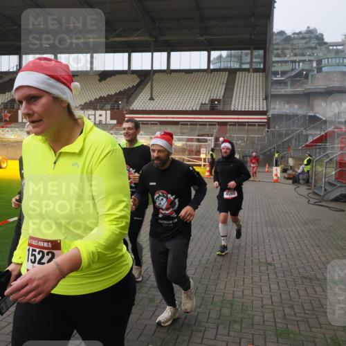 07.12.2025 - St. Pauli X-Mass-Run No. 15 Fabian Wolf http://msf.ph/oto/9364135 07.12.2025 10:04:45 Ziel 713, 1217, 1701, 2569, 2570, 3477, 3894, 3911, 4080, 4553, 4557 meine-sportfotos.de
