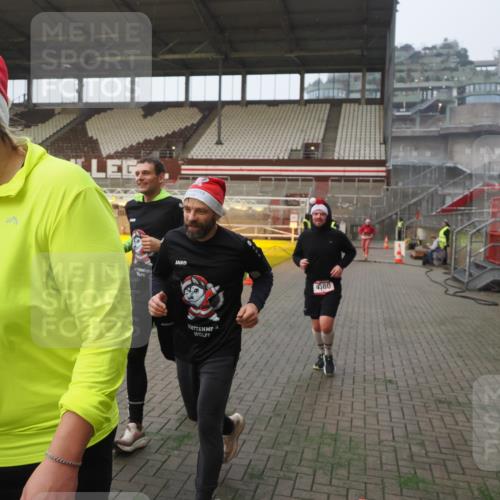 07.12.2025 - St. Pauli X-Mass-Run No. 15 Fabian Wolf http://msf.ph/oto/9364136 07.12.2025 10:04:45 Ziel 713, 1217, 1701, 2569, 2570, 3477, 3894, 3911, 4080, 4553, 4557 meine-sportfotos.de
