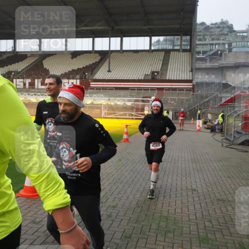 07.12.2025 - St. Pauli X-Mass-Run No. 15 Fabian Wolf http://msf.ph/oto/9364137 07.12.2025 10:04:46 Ziel 713, 1217, 1701, 2569, 2570, 3477, 3894, 3911, 4080, 4553, 4557 meine-sportfotos.de