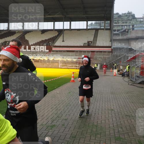 07.12.2025 - St. Pauli X-Mass-Run No. 15 Fabian Wolf http://msf.ph/oto/9364138 07.12.2025 10:04:46 Ziel 713, 1217, 1701, 2569, 2570, 3477, 3894, 3911, 4080, 4553, 4557 meine-sportfotos.de
