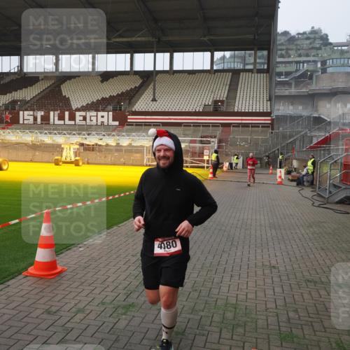 07.12.2025 - St. Pauli X-Mass-Run No. 15 Fabian Wolf http://msf.ph/oto/9364141 07.12.2025 10:04:46 Ziel 713, 1217, 1701, 2569, 2570, 3477, 3894, 3911, 4080, 4553, 4557 meine-sportfotos.de