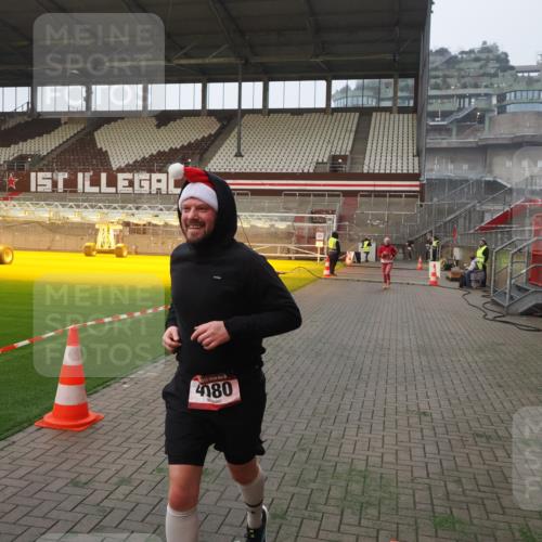 07.12.2025 - St. Pauli X-Mass-Run No. 15 Fabian Wolf http://msf.ph/oto/9364142 07.12.2025 10:04:47 Ziel 713, 1217, 1701, 2569, 2570, 3477, 3894, 3911, 4080, 4553, 4557 meine-sportfotos.de